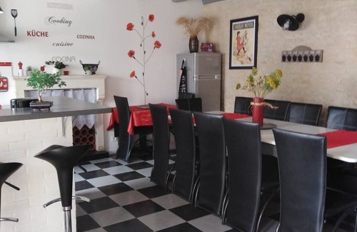 L'Hermenault Cottage | Family Retreat with Heated Pool, Near Puy du Fou & La Rochelle, Sleeps 14
