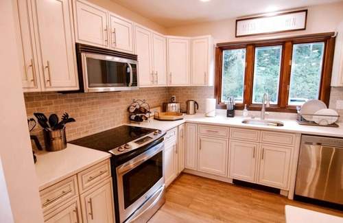 Tannersville House | Family Retreat with Sauna and Hot Tub