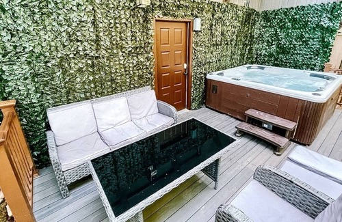Tannersville House | Family Retreat with Sauna and Hot Tub