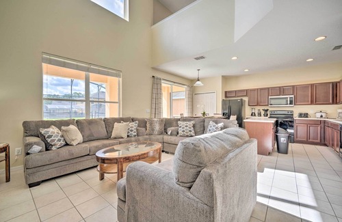 Watersong House | Family Retreat with Lanai ~ 12 Mi to Disney!