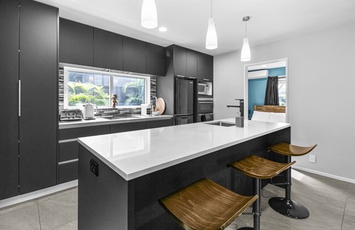 Greenlane - Ellerslie House | Family Retreat with Private Spa & Outdoor Oasis