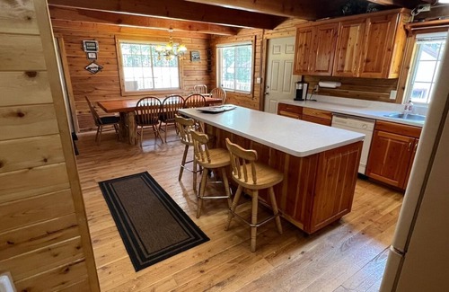 Ashton Cabin | Family Reunion! Fire pit, picnic tables, Hiking, 1 hr to Yellowstone! EV Charger