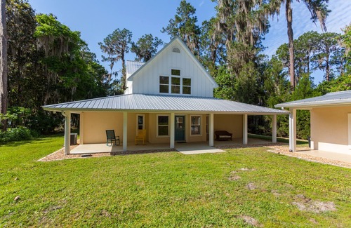Putnam Hall House | Family reunion retreat on beautiful 5800 acre Lake Sante Fe, Sleeps 22