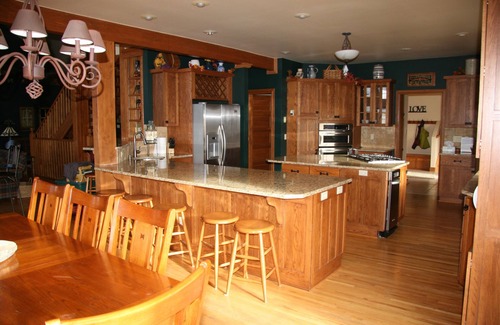 Monument House | Family Reunions, Retreats, Weddings - Sleeps 24, 40 Acres near Air Force Academy