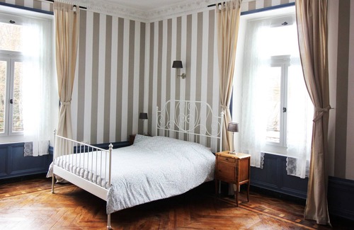 Saint-Germain-Lembron Bed & Breakfast | Family room by the river