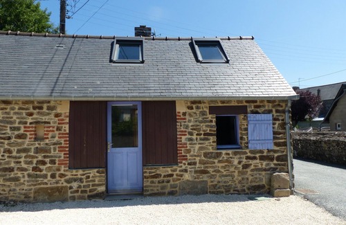 Plouer-sur-Rance House | Family room, 2 mins from the beach