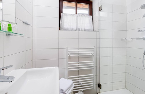Hartmannsdorf House | Family room, bath, toilet, facing the garden - Gasthof Gruber Markt Hartmannsdorf