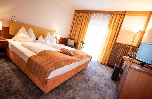 Loipersdorf bei Fuerstenfeld Bed & Breakfast | Family room, bathroom, WC, garden side - Die Herberge
