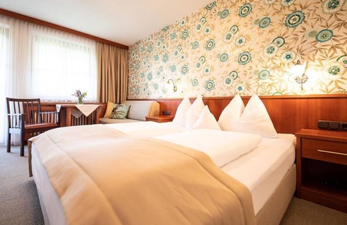Loipersdorf bei Fuerstenfeld Bed & Breakfast | Family room, bathroom, WC, garden side - Die Herberge