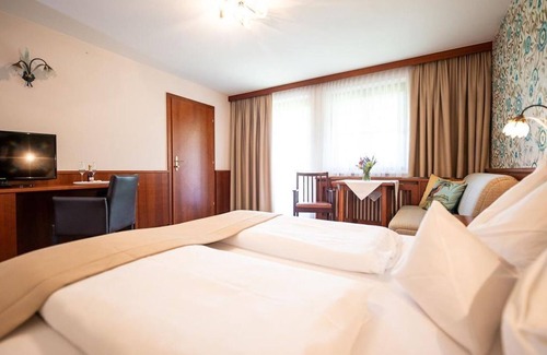 Loipersdorf bei Fuerstenfeld Bed & Breakfast | Family room, bathroom, WC, garden side - Die Herberge