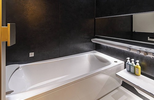 Akaogi Hotel | Family room modern kitchen with stove/Oshimagun Kagoshima