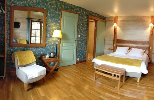 Vitry-aux-Loges Bed & Breakfast | Family Room with Garden & Pool Access in Vitry-aux-Loges