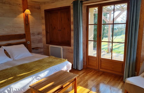 Vitry-aux-Loges Bed & Breakfast | Family Room with Garden & Pool Access in Vitry-aux-Loges