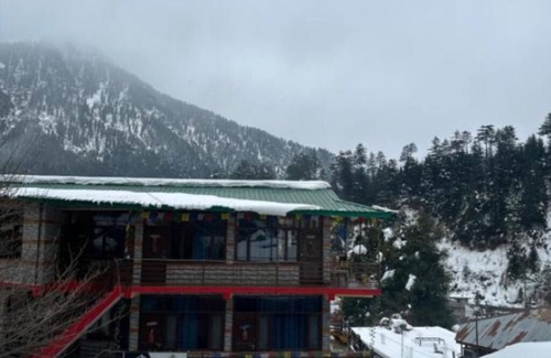 Old Manali Apartment | Family Room with Mountain View - The Cosmic Rajasthan