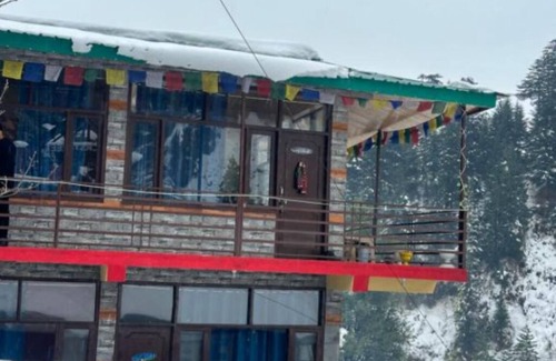 Old Manali Apartment | Family Room with Mountain View - The Cosmic Rajasthan