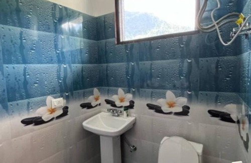Old Manali Apartment | Family Room with Mountain View - The Cosmic Rajasthan