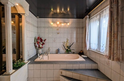 Anould Bed & Breakfast | Family room with pool and SPA in Anould