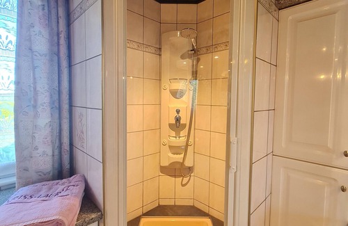 Anould Bed & Breakfast | Family room with pool and SPA in Anould