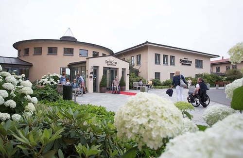 Rheinsberg Apartment | Family room with shower and toilet