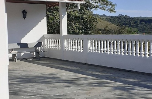 Cunha House | Family room with terrace
