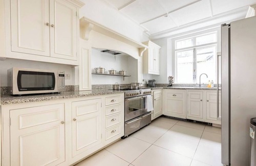 Belgravia House | Family Royal 4 Bed Belgravia Residence by Buckingham Palace