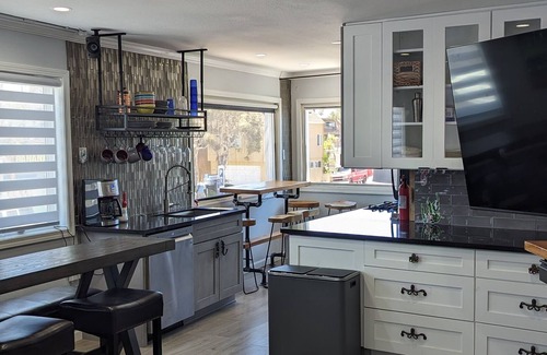Mission Beach Condo | Family Seaside Retreat sleeps 6 walk to beach, restaurants, markets, activities.