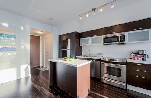 Bay Street Corridor Condo | Family Size downtown Toronto condo (Sleeps 6) w. Balcony near Sick Kids Hospital