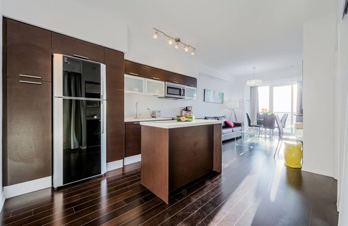 Bay Street Corridor Condo | Family Size downtown Toronto condo (Sleeps 6) w. Balcony near Sick Kids Hospital