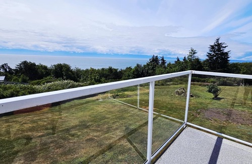 Otter Point House | Family-size home 5-minutes' walk from Gordon's Beach, peaceful and convenient!