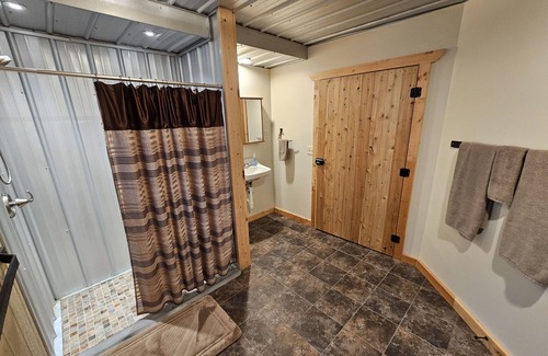 Caro Cabin | Family size lodge! Deer Ranch Experience 20 mins from legendary Frankenmuth!