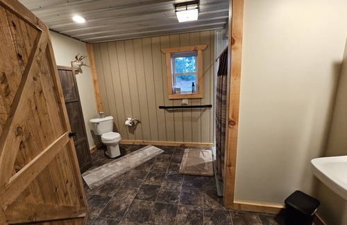 Caro Cabin | Family size lodge! Deer Ranch Experience 20 mins from legendary Frankenmuth!