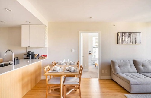 Southeast False Creek Apartment | Family Size Luxury Residence/Parking/Gym/Mountain View/Complete with Essentials