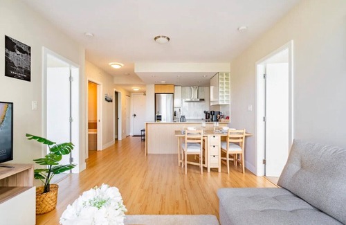 Southeast False Creek Apartment | Family Size Luxury Residence/Parking/Gym/Mountain View/Complete with Essentials