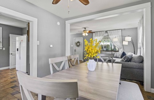 Fort Wayne House | Family Sized & 2 Living Rooms!