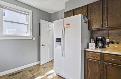 Fort Wayne House | Family Sized & 2 Living Rooms!