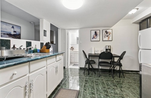 Maple Leaf House | Family sized apartment 20min to Downtown