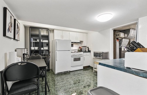Maple Leaf House | Family sized apartment 20min to Downtown