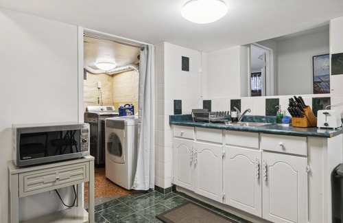 Maple Leaf House | Family sized apartment 20min to Downtown