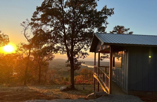Clarksville Cabin | Family-sized cabin with a breathtaking view and firepit!