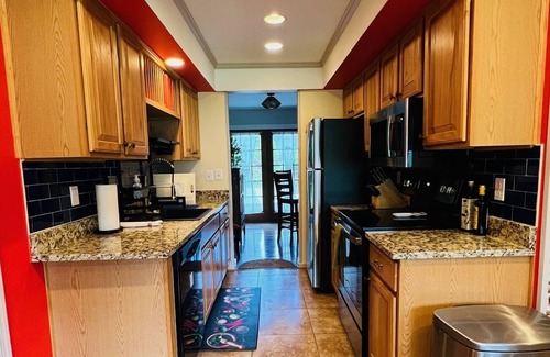 Annapolis House | Family Sized Contemporary in Spacious Neighborhood