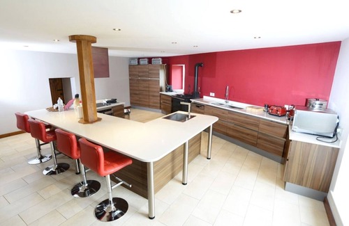 Desertines House | Family sized Holiday Home - 5 big bedrooms | heated pool | games room | no pets