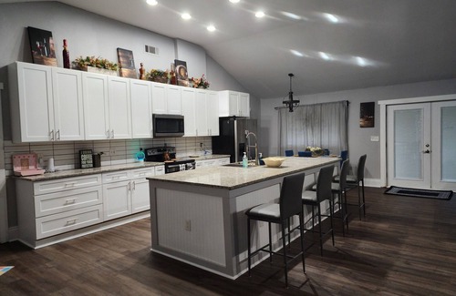 College Park House | Family-sized home. A 5-minute drive from the airport and access to downtown ATL.