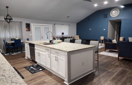 College Park House | Family-sized home. A 5-minute drive from the airport and access to downtown ATL.