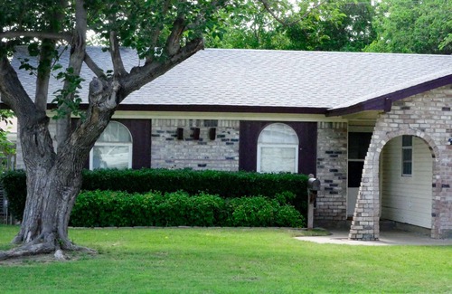 Haltom City House | Family Sized, Modern 3 bd & 2b House - Central & Close to Downtown!