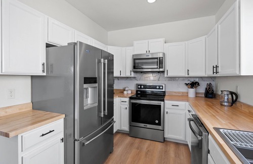 Security-Widefield House | Family-sized Scandinavia Colorado Retreat - 6BR & Hot Tub.
