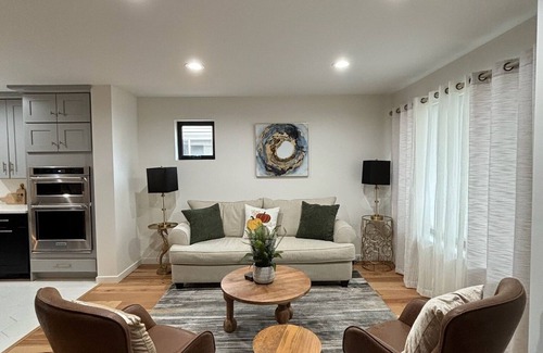 Sunnyside House | Family-sized townhouse with beautiful view of the city!