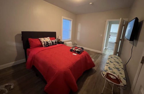 East Orange House | Family sized unit with accessible groceries and free drive way for parking
