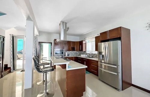 East End House | Family-sized villa- 5 mins from secluded beach! 10 mins from city centre!