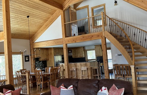 Golden Cabin | Family Ski-In/Out with Private Hot Tub, Sleeps 9n