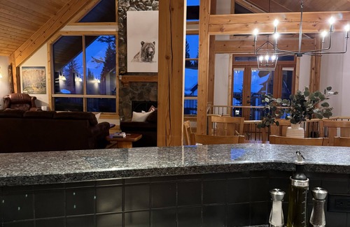 Golden Cabin | Family Ski-In/Out with Private Hot Tub, Sleeps 9n